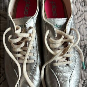 Plae tennis shoes